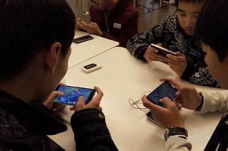桌游热潮席卷：年轻人以游戏会友享受面对面社交新乐趣！