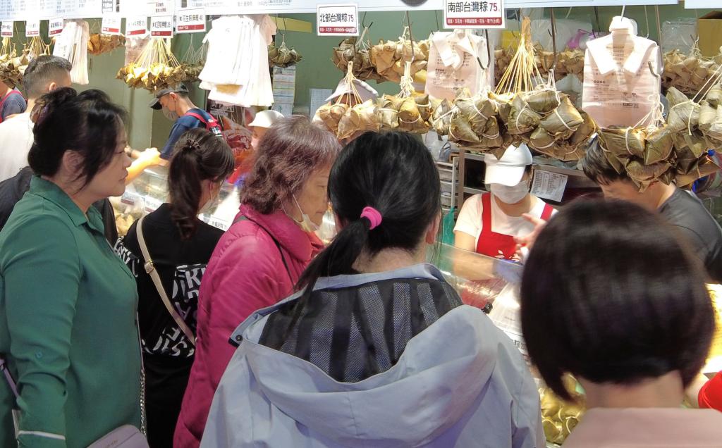 龙舟竞渡 “粽”情端午——台湾各地共庆传统佳节