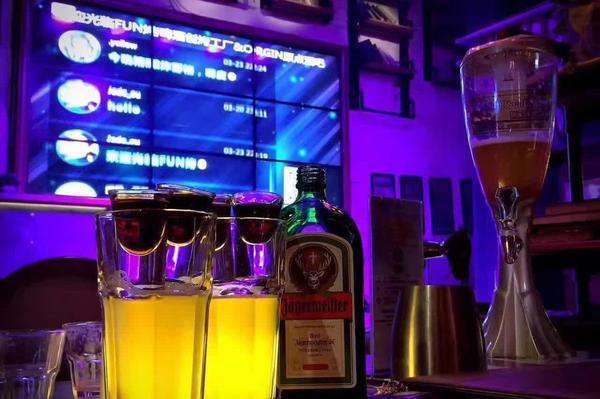 酷潮夜生活：大屏互动游戏点燃酒吧新激情