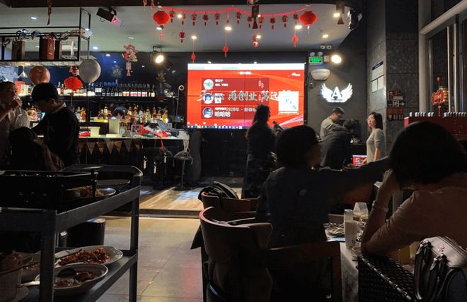 好玩到爆的夏季酒吧聚会游戏!_4个最能活跃气氛的酒吧互动游戏(图2)